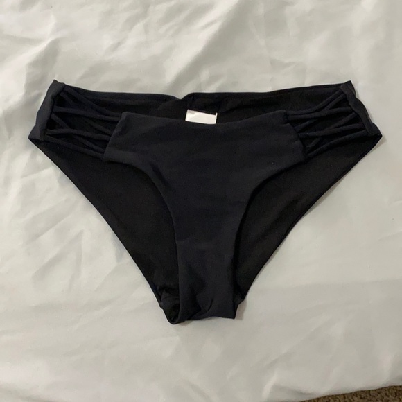 🍎Women’s Xhilaration black bikini bottom ~ size XS 🍎 3/25 - Picture 1 of 4
